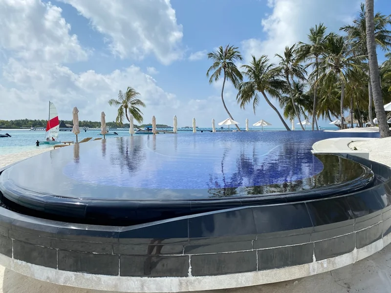 Rentouttava lomakohde Malediiveilla - uima-altaan tunnelmaa